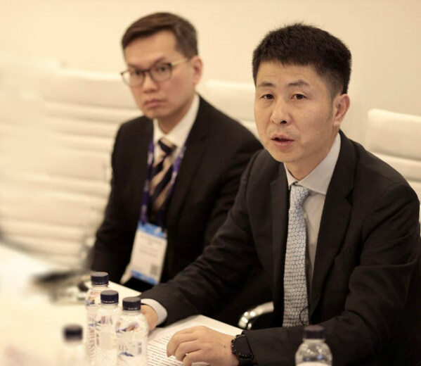华为全球公共事业系统部总裁夏尊(右一)