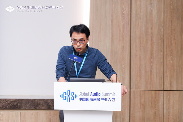 新声助听器OTC 李伯阳正在分享“个人智能化聆听系统”理念