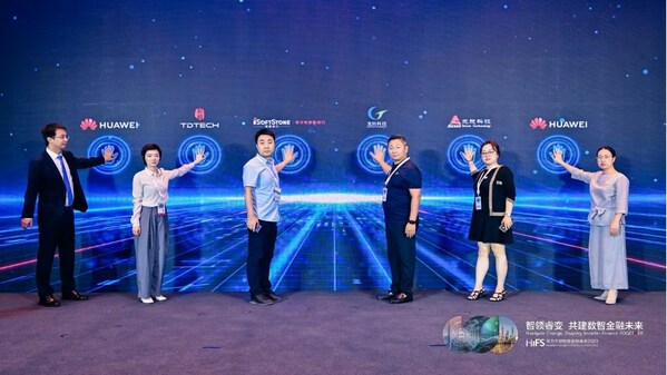 软通动力助理副总裁李密（左三）