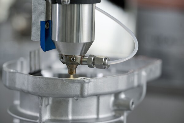 Cleaning the sealing gab with HydroPlasma® for best possible adhesion and high-quality end products.(Copyright: Plasmatreat GmbH)