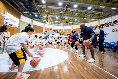活动期间,NBA球星米奇‧里奇蒙德及NBA教练为来自澳门粤华中学及鲍思高粤华小学、于本年度学界男子篮球决赛夺冠的成员进行篮球训练营,通过亲身指导及技术示范,为一众青年学子带来启发与鼓舞。 活动期间,NBA球星米奇‧里奇蒙德及NBA教练为来自澳门粤华中学及鲍思高粤华小学、于本年度学界男子篮球决赛夺冠的成员进行篮球训练营,通过亲身指导及技术示范,为一众青年学子带来启发与鼓舞。