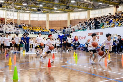 活动期间,NBA球星米奇‧里奇蒙德及NBA教练为来自澳门粤华中学及鲍思高粤华小学、于本年度学界男子篮球决赛夺冠的成员进行篮球训练营,通过亲身指导及技术示范,为一众青年学子带来启发与鼓舞。 活动期间,NBA球星米奇‧里奇蒙德及NBA教练为来自澳门粤华中学及鲍思高粤华小学、于本年度学界男子篮球决赛夺冠的成员进行篮球训练营,通过亲身指导及技术示范,为一众青年学子带来启发与鼓舞。