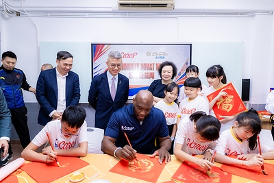 NBA传奇球星米奇‧里奇蒙德在学校师生陪同下体验中国书法,从执笔、蘸墨到落笔,亲身感受中华文化的独特魅力,进一步促进中西文化交流与相互理解。 NBA传奇球星米奇‧里奇蒙德在学校师生陪同下体验中国书法,从执笔、蘸墨到落笔,亲身感受中华文化的独特魅力,进一步促进中西文化交流与相互理解。