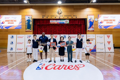 金沙中国及NBA关怀行动代表与澳门粤华中学及鲍思高粤华小学代表互相致送纪念品。 金沙中国及NBA关怀行动代表与澳门粤华中学及鲍思高粤华小学代表互相致送纪念品。